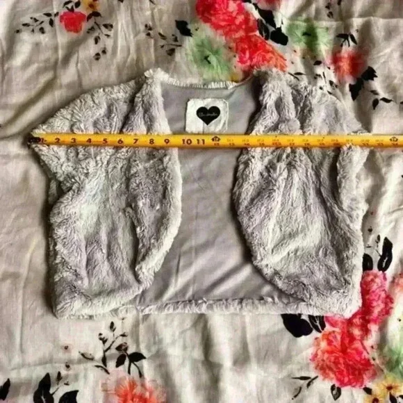 Soulmates <3‎ Faux Fur Crop Vest Light Grey Jr. Size XL - Picture 5 of 8